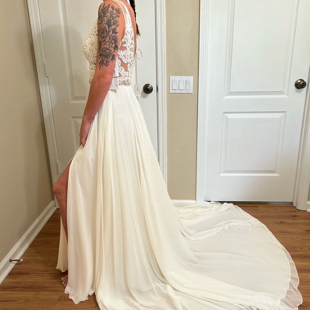 Elegant Lace and Chiffon Wedding Dress with Open Leg